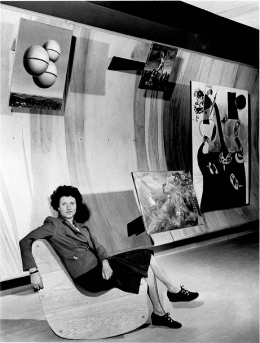 Peggy Guggenheim tra alcune opere della sua collezione