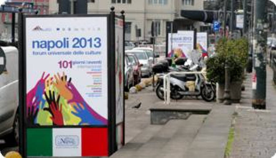 I totem che pubblicizzano il Forum delle Culture di Napoli del 2013: abusivi