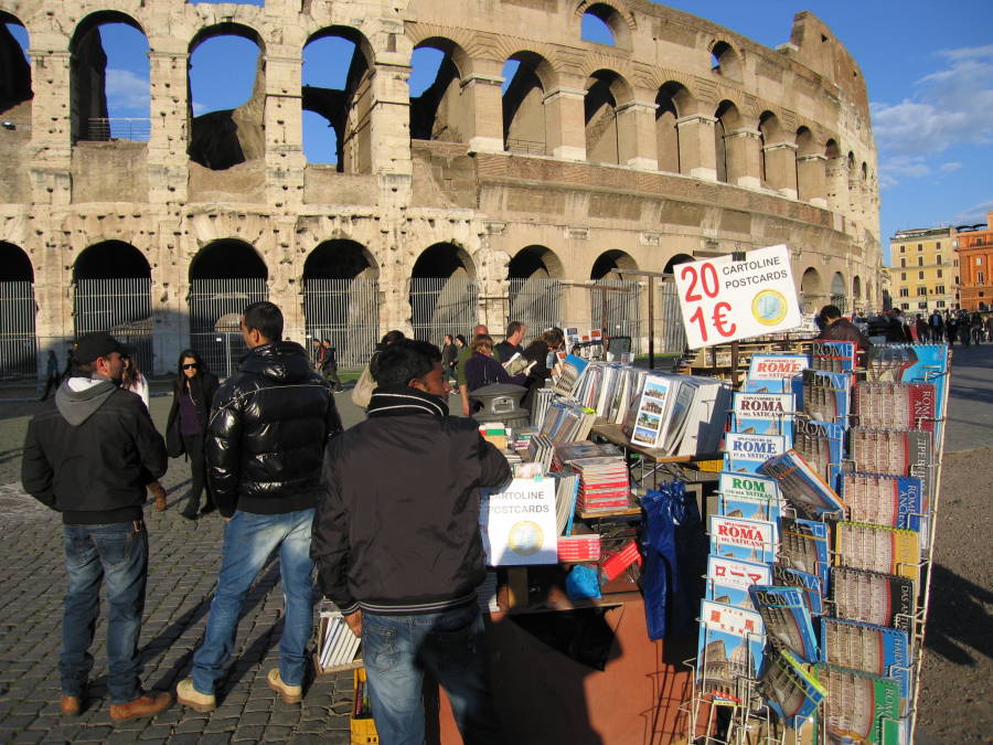 Il degrado sempre più diffuso nelle città italiane assedia anche monumenti come il Colosseo a Roma