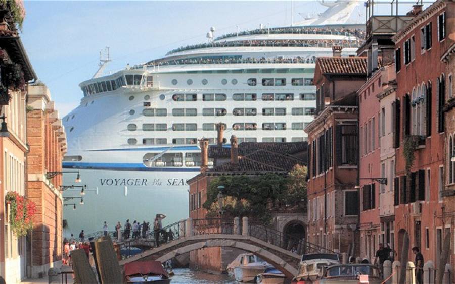 Il pericolo rappresentato dal transito delle grandi navi da crociera nella Laguna di Venezia ha indotto il World Monuments Fund a inserire al città nella sua lista di siti mondiali a rischio