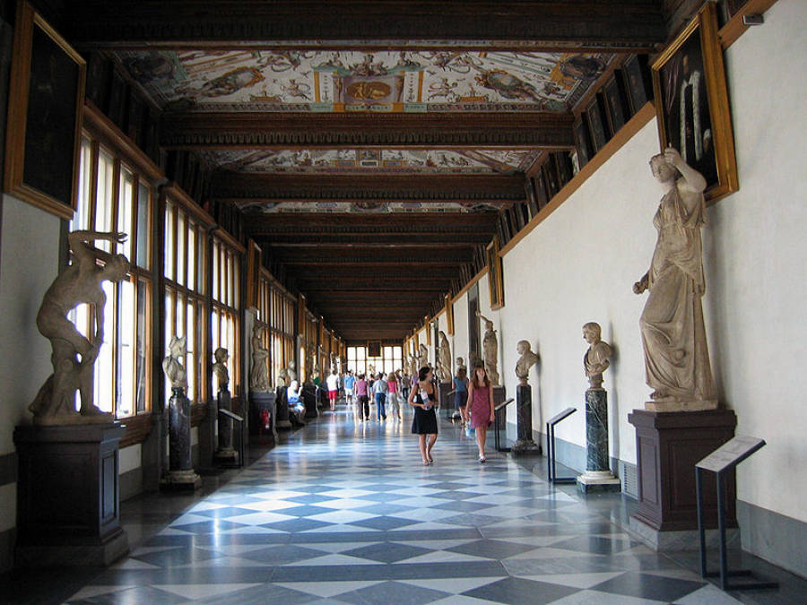 Visitatori agli Uffizi. Foto: Wikipedia