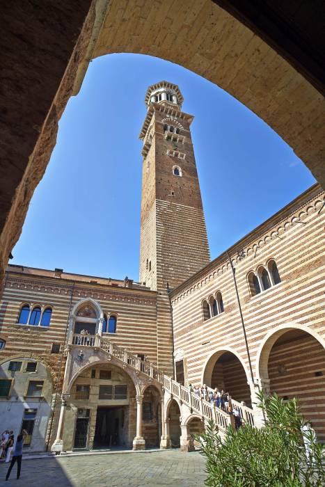 Il Palazzo della Ragione con la torre dei Lamberti. Copy Lorenzo Ceretta