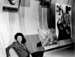 Peggy Guggenheim tra alcune opere della sua collezione