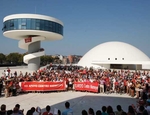I manifestanti esprimono il loro sostegno per il Centro "El Niemeyer".
