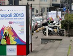 I totem che pubblicizzano il Forum delle Culture di Napoli del 2013: abusivi