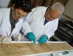 Corrado Basile e Anna Di Natale durante un intervento di restauro di un papiro nel Laboratorio di Restauro dei Papiri del Museo Egizio del Cairo