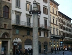 Colonna di San Zanobi in piazza del Duomo a Firenze