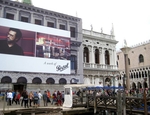Megacartelloni pubblicitari coprono il restauro di un palazzo a Venezia: le linee guida firmate da Ornaghi non fissano misure precise; dicono tuttavia che le affissioni non devono offuscare la dignità del bene culturale