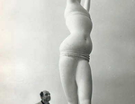 Emilio Greco nel 1960 con la Vittoria