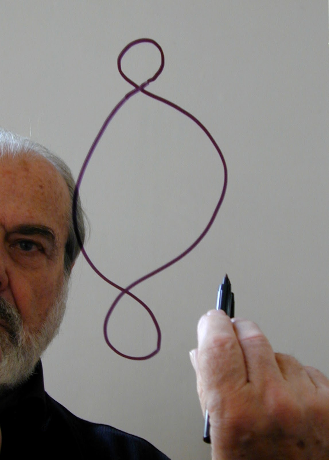 Michelangelo Pistoletto disegna il segno del Terzo Paradiso