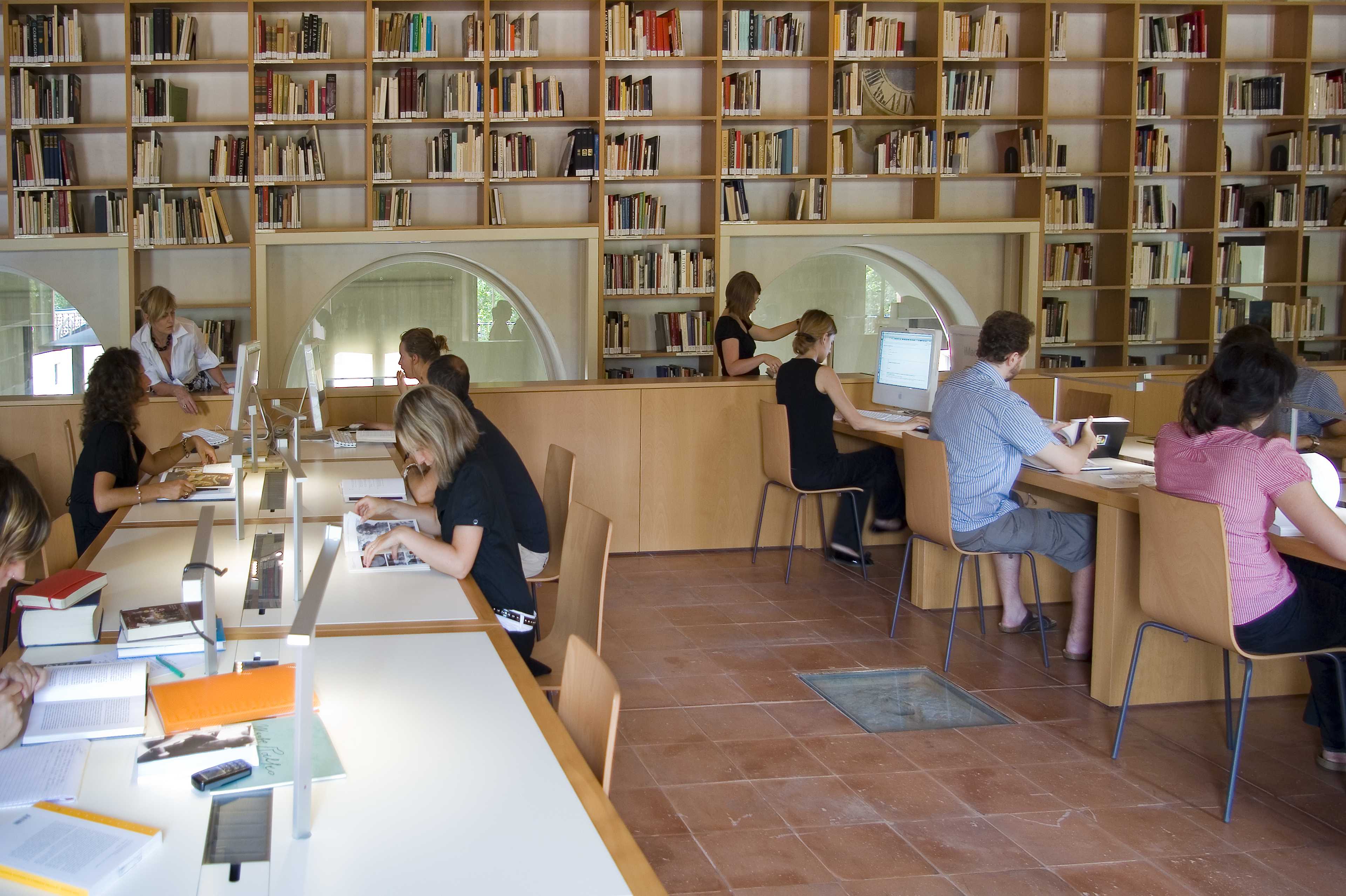 Alcuni studiosi nella biblioteca della Fondazione Zeri