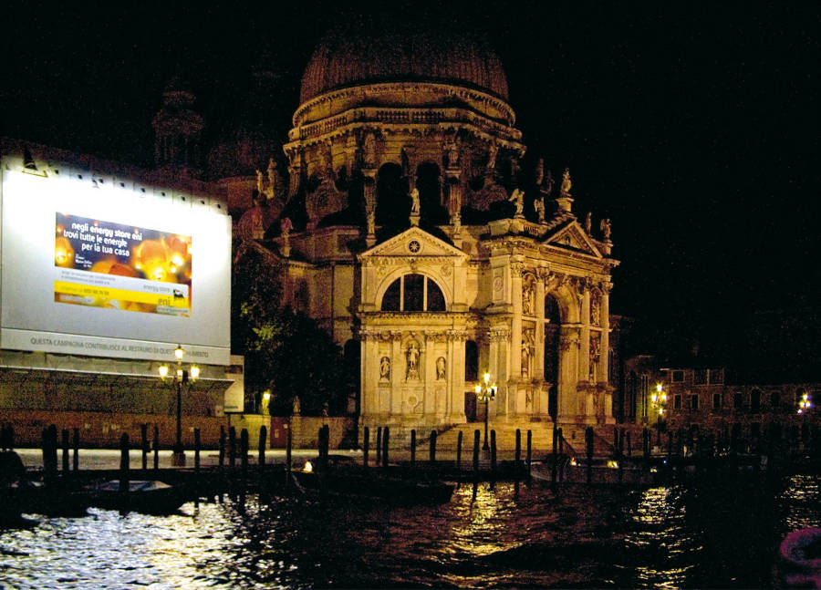 Una cartellone pubblicitario accanto alla Chiesa della Salute (©stefano manca)
