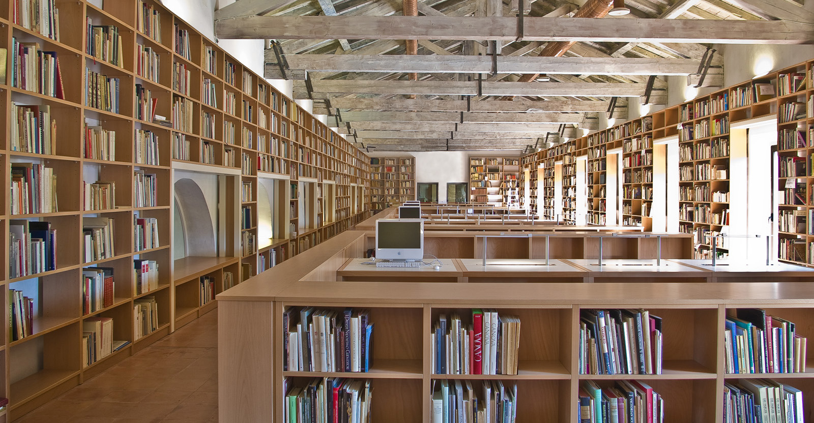 La sala di consultazione della Fondazione Federico Zeri a Bologna