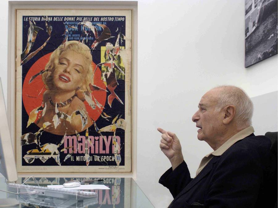 Mimmo Rotella con uno dei suoi décollages