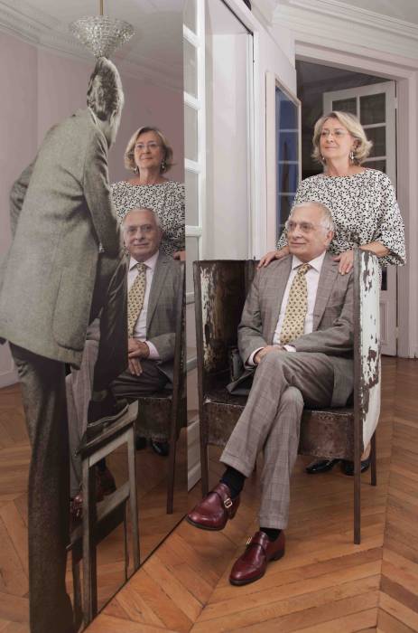 I collezionisti Giuliana e Tommaso Setari accanto a «Uomo col panchetto» (1962-80) di Michelangelo Pistoletto nell’ingresso dell’abitazione parigina. Foto © Elio Germani