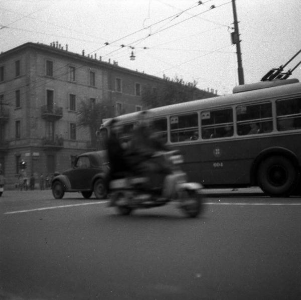 1.	Milano. Incrocio tra viale Monte Ceneri e via Mac Mahon verso il cavalcavia Adriano Bacula (Ponte della Ghisolfa)