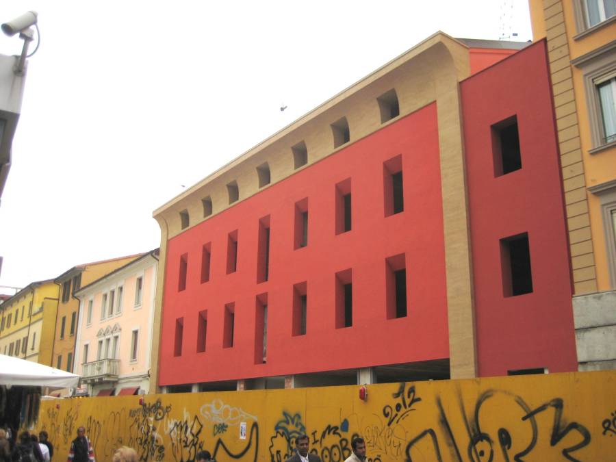 La casa color aragosta nel centro storico