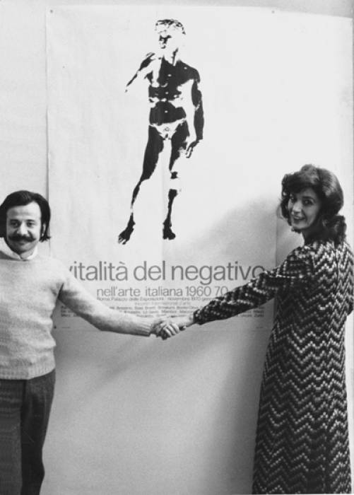 Achille Bonito Oliva e Graziella Lonardi Buontempo davanti al manifesto di Vitalità del negativo nell’arte italiana 1960/70