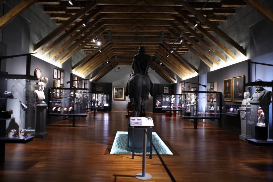 La sala del Museo del Risorgimento di Palermo con la statua di Garibaldi a cavallo