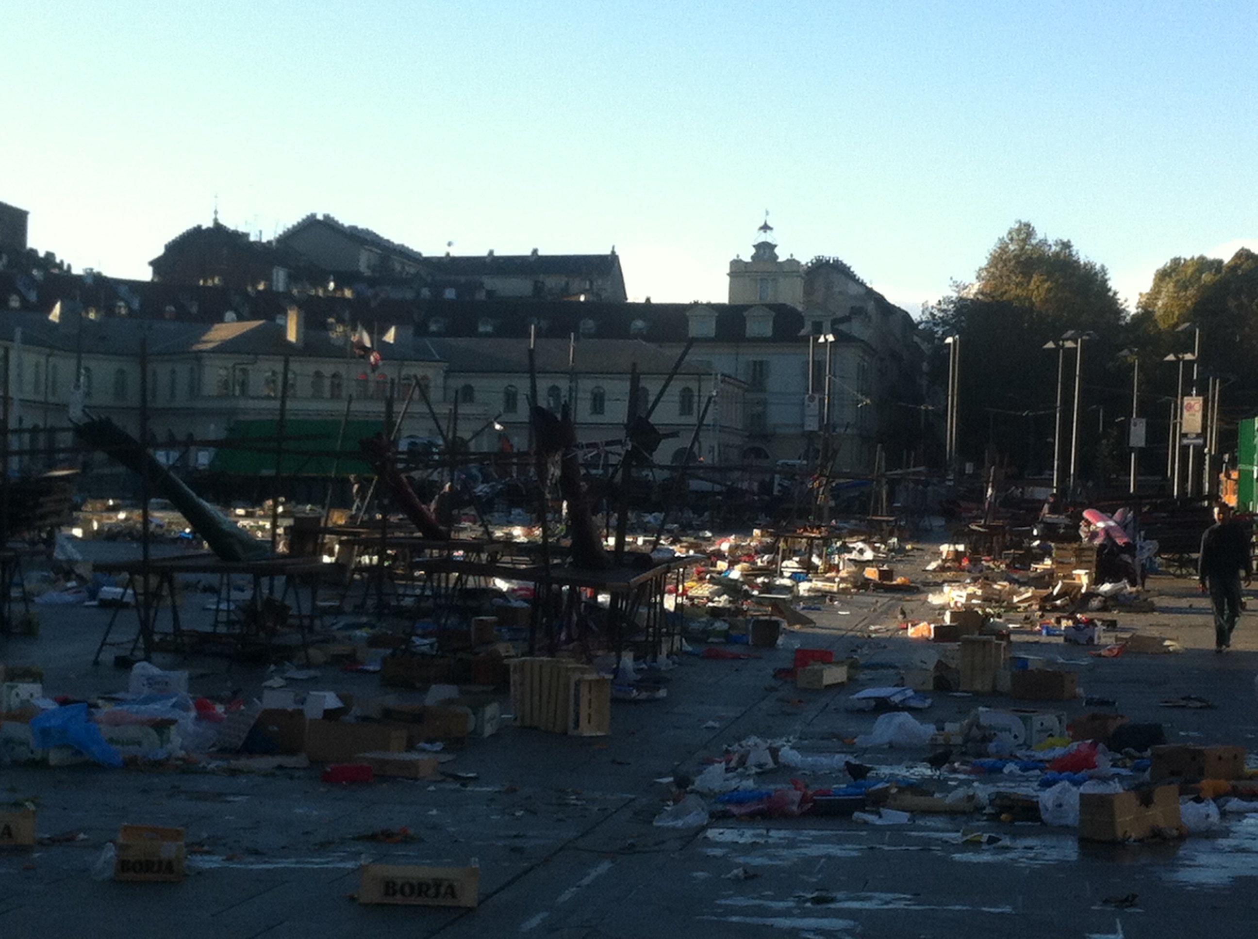 Piazza della Repubblica a Torino dopo il mercato