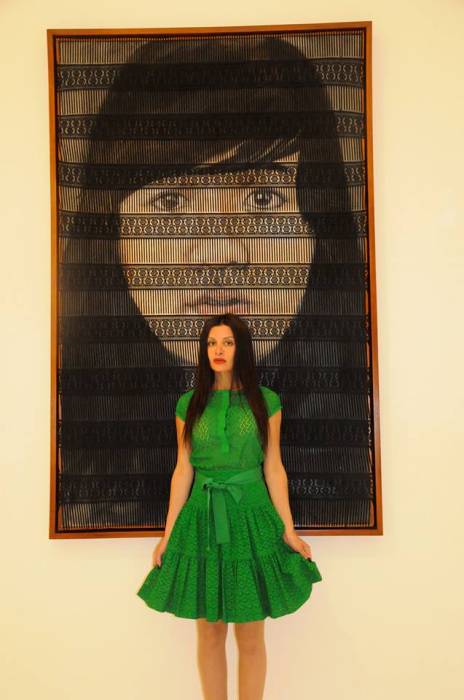 Rebecca Russo davanti a una delle opere in mostra. Courtesy Videoinsight® Center