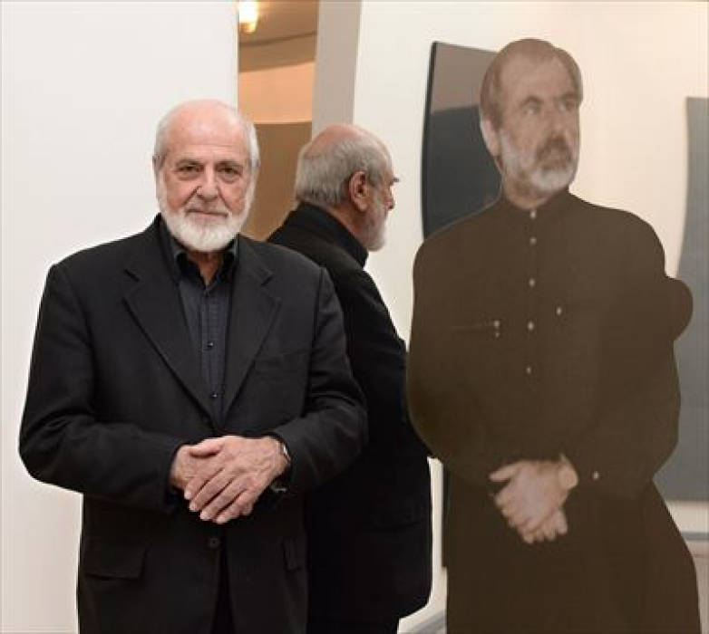 Michelangelo Pistoletto accanto a uno dei suoi quadri specchianti