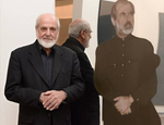 Michelangelo Pistoletto accanto a uno dei suoi quadri specchianti